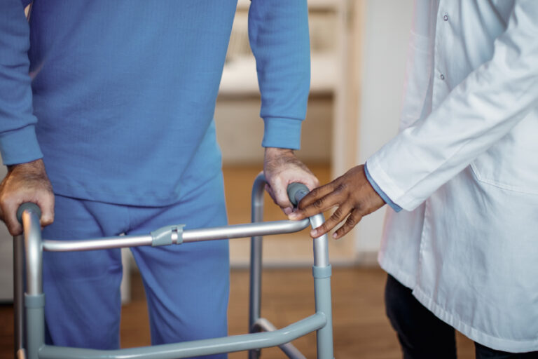 Cuidados básicos para adultos mayores con movilidad reducida