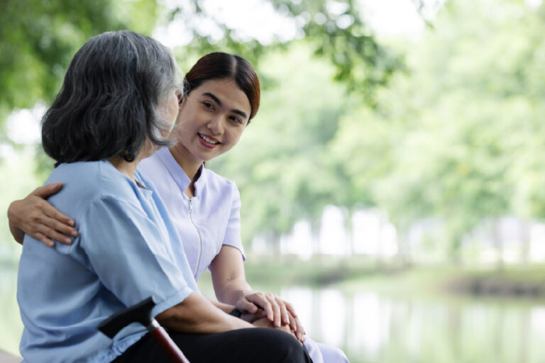Cuidador de adultos mayores: apoyo emocional y compañía diaria