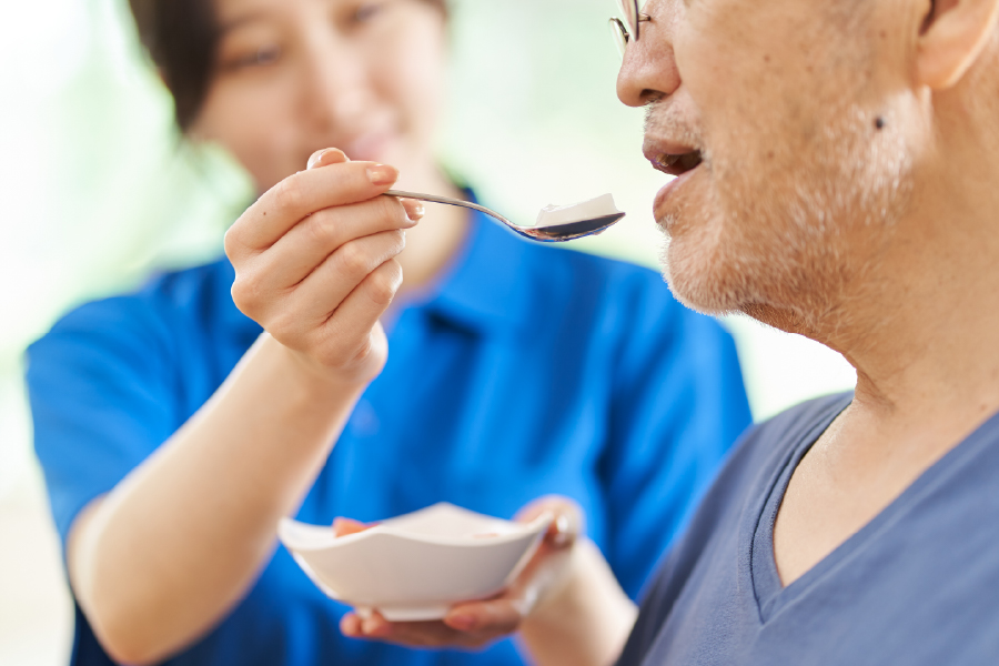 Cuidador de adultos mayores: apoyo en alimentación e higiene diaria