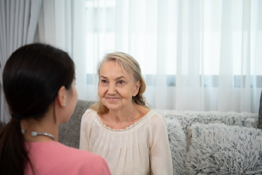 Qué preguntas hacer antes de contratar una cuidadora de adulto mayor
