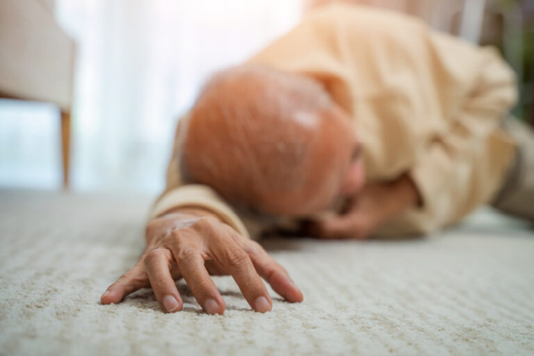 Cómo reducir riesgos de caídas en adultos mayores