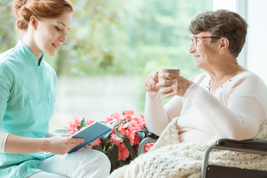 Beneficios de contratar apoyo domiciliario para adultos mayores