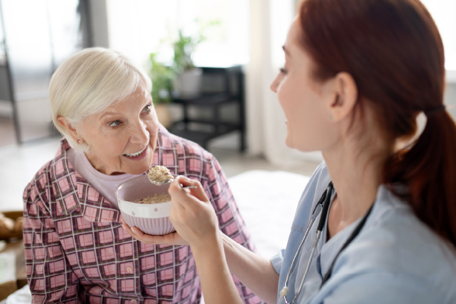 Cuidadora de adulto mayor: apoyo en alimentación y medicamentos