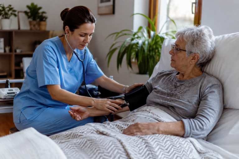 ¿Qué incluye una hospitalización domiciliaria y cuándo se recomienda?