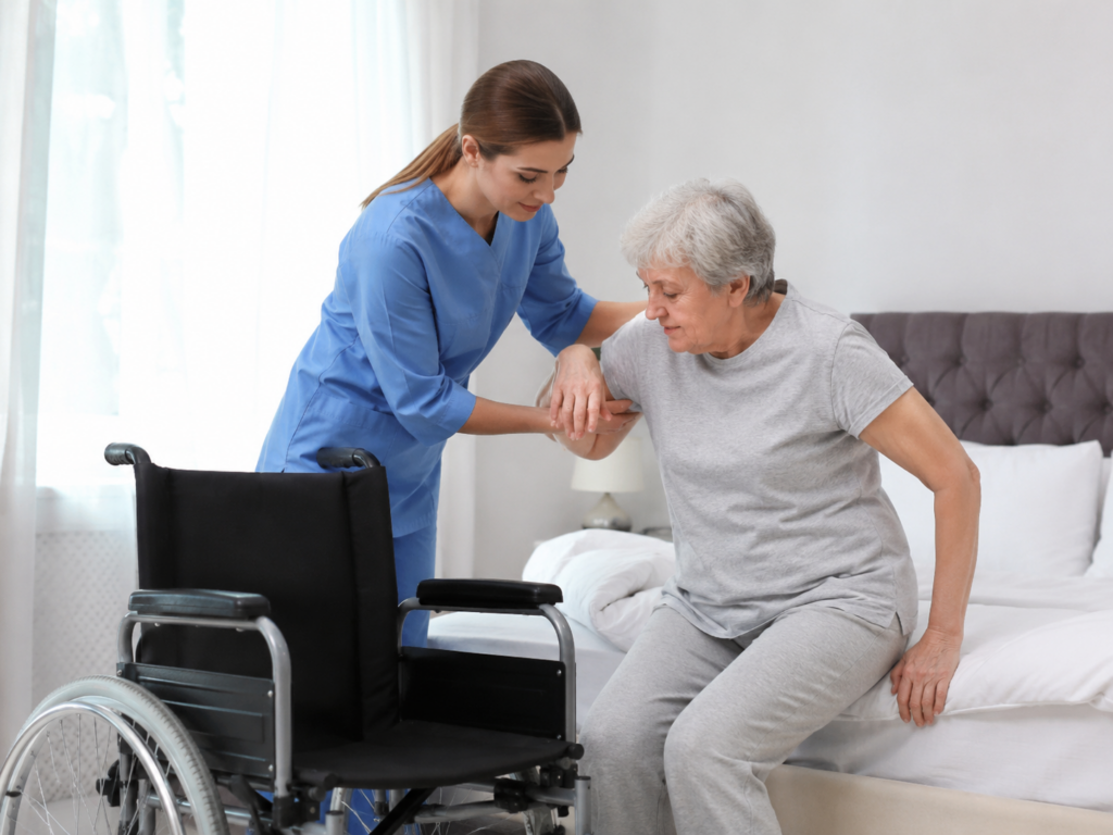 Ergonomía para el cuidador de adultos mayores: cómo evitar lesiones propias al mover a un paciente