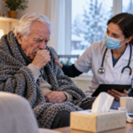 Por qué el invierno aumenta las hospitalizaciones respiratorias en adultos mayores (y cómo ayuda la hospitalización domiciliaria a evitarlas)